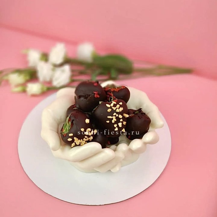 Клубника в шоколаде на шоколадных ладонях  в Москве