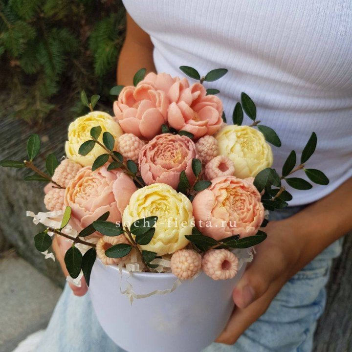 Шоколадный букет с ягодами в Москве