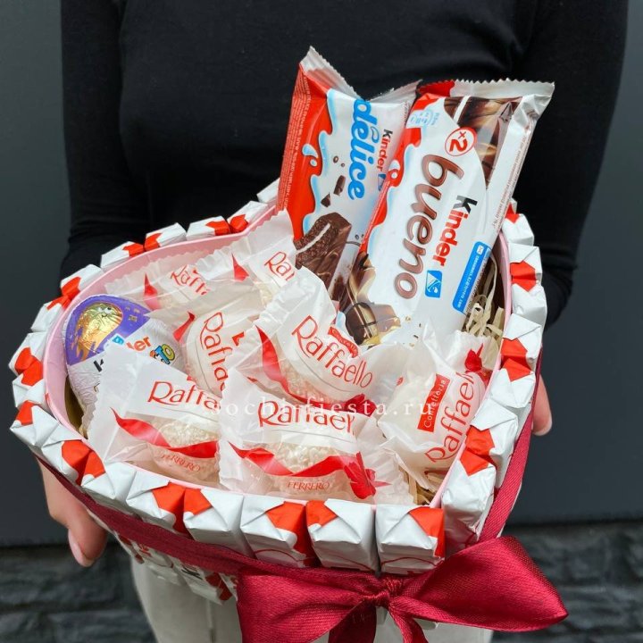 Подарочный набор сердце с Киндерами и Рафаэлло в Москве