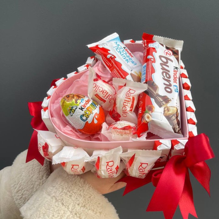 Бокс киндерами и раффаэлло в Москве