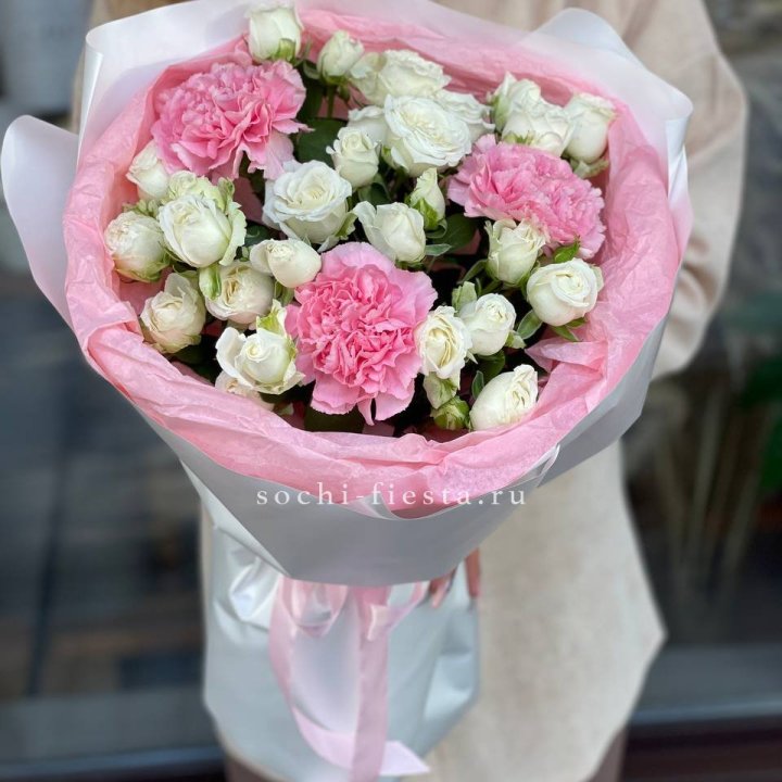 Букет розы с диантусами "Блэш" в Москве