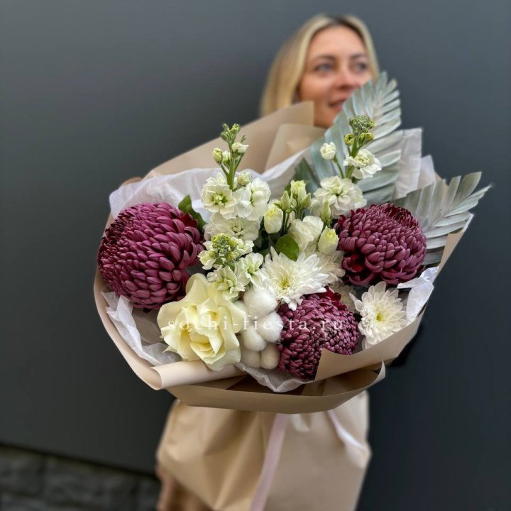 Хризантемы с маттиолой розами эустомой Чика в Москве