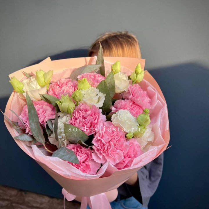 Букет гвоздик и  эустом "Сири" в Москве