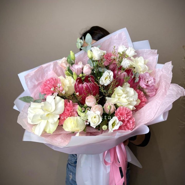 Букет с протеей, розами "Элеонора" в Москве