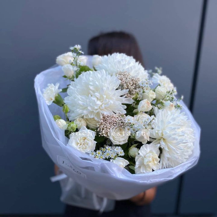 Букет хризантем и роз вайт шотс в Москве