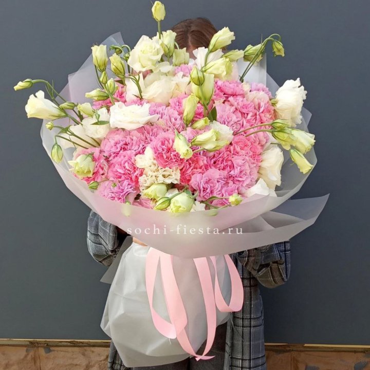 Букет из эустом и диантусов  в Москве