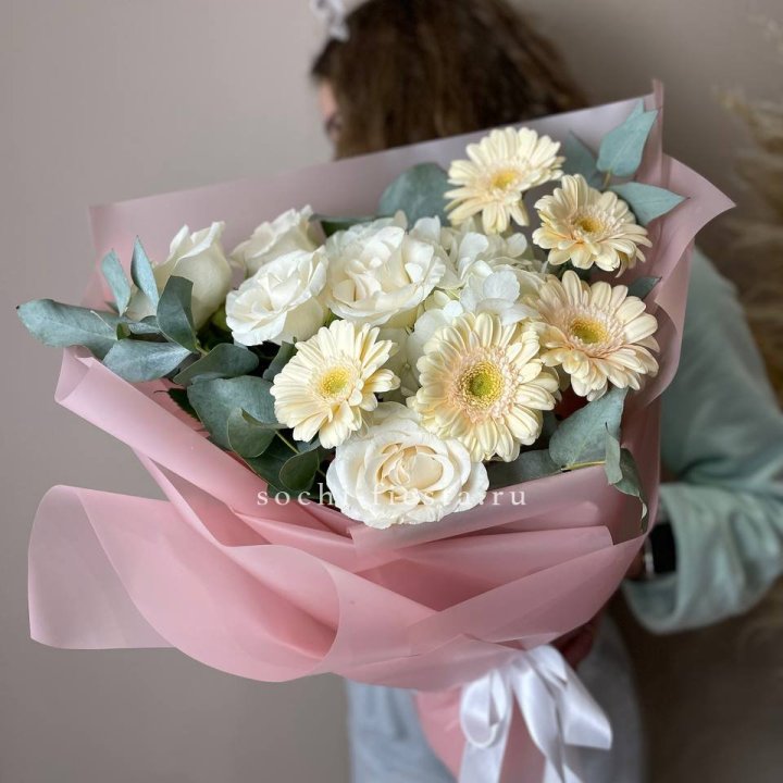 Букет роз, гортензии, гербер  в Москве