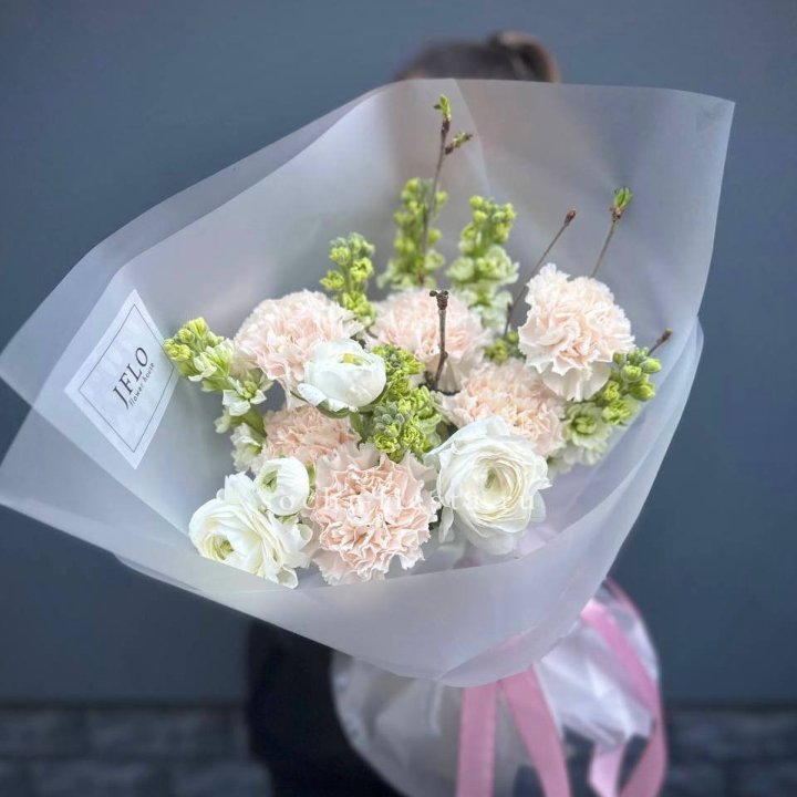 Букет маттиолы и ранункулюсов  в Москве