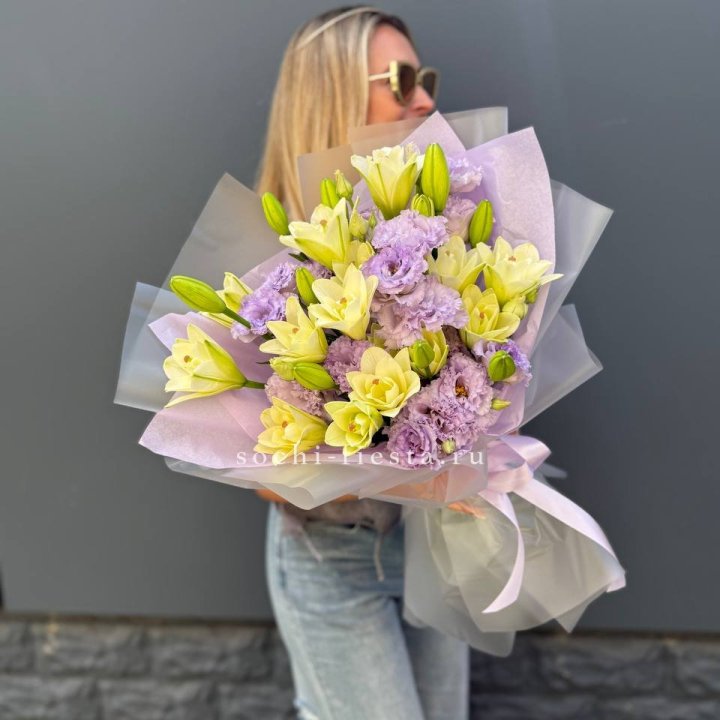  Букет лилий и эустом в Москве