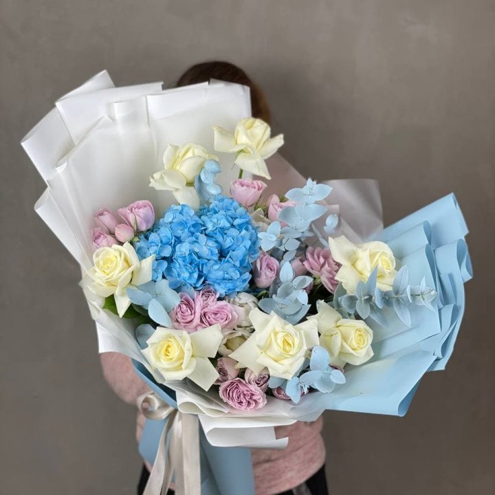 Дизайнерский букет "Блю скайфорт" в Москве