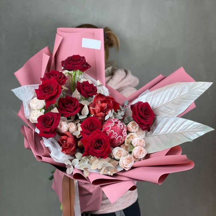 Дизайнерский букет "Ред Вильвет" в Москве