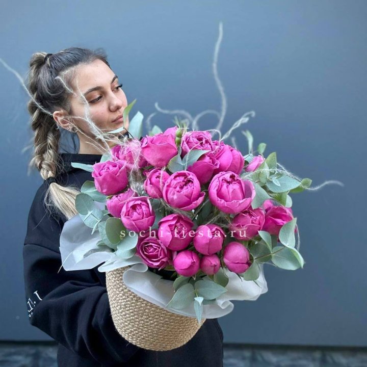 Пионовидные розы  в джутовом кашпо  в Москве