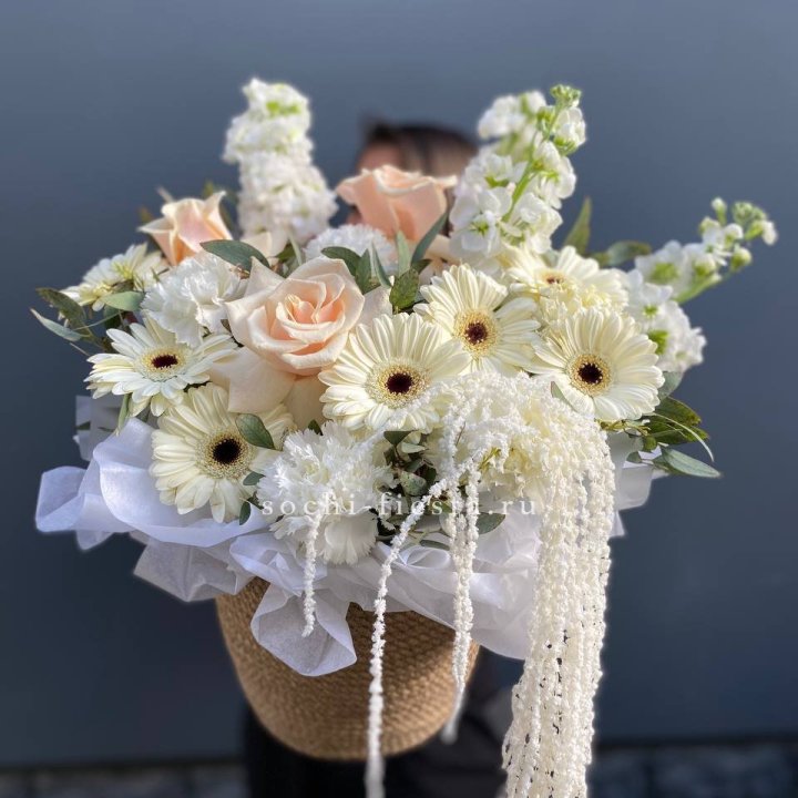 Цветы в джутовом кашпо "Валери" в Москве