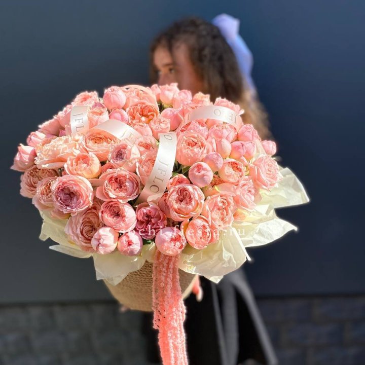 Кустовые розы Джульетта в джутовом кашпо в Москве