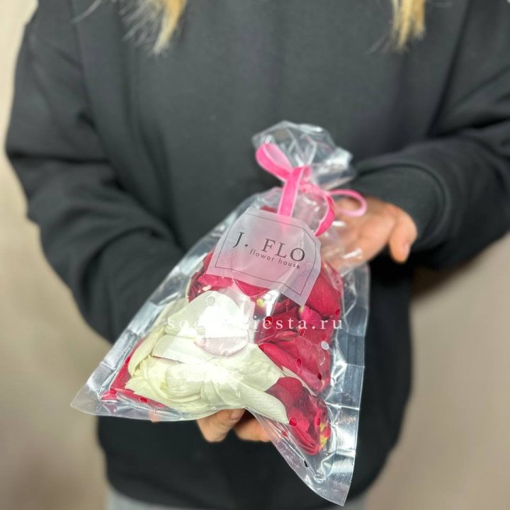 Лепестки роз в Москве