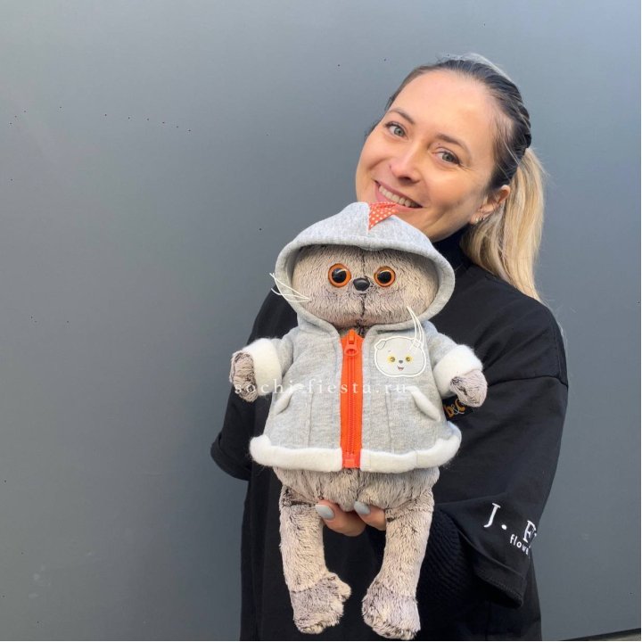 Кот Басик в толстовке в Москве