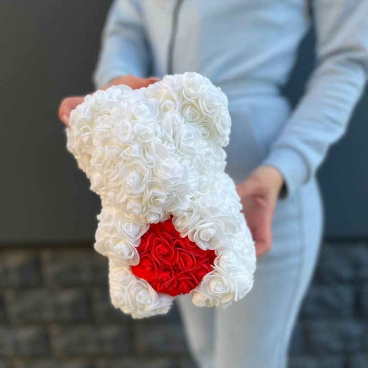 Медведь с красным седцем в Москве