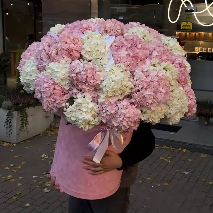 Дизайнерский цилиндр с гортензиями  в Москве
