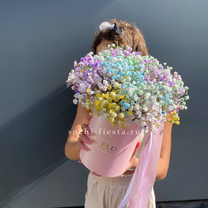 Радужные гипсофилы в шляпной коробке в Москве