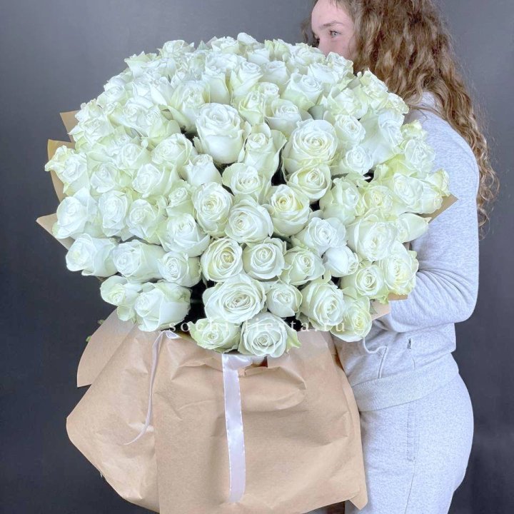 101 белая высокая импортная роза в Москве