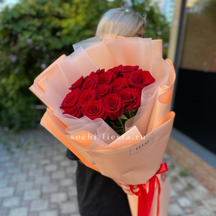 15 голландских роз в оформлении в Москве