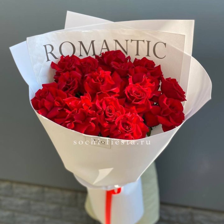 19 высоких роз в оформлении в Москве
