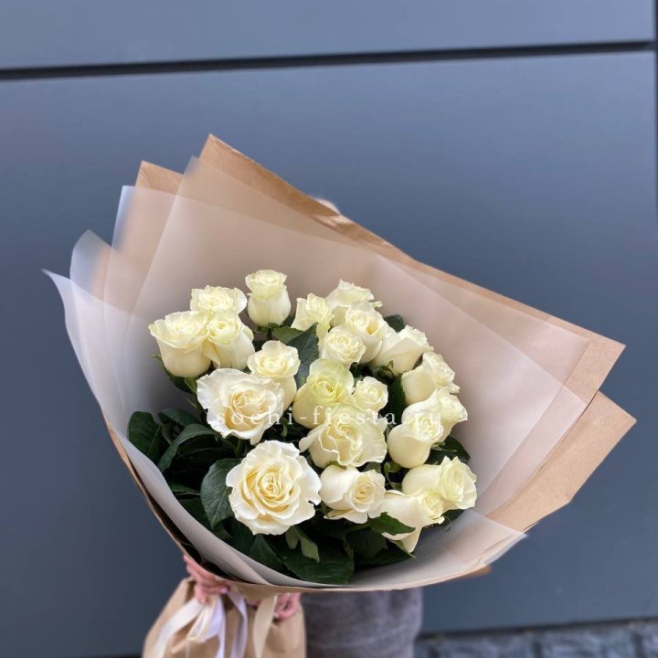  Букет  высоких белых роз   с доставкой в Москве