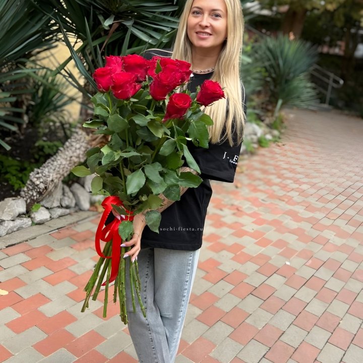 15 высоких красных роз в Москве