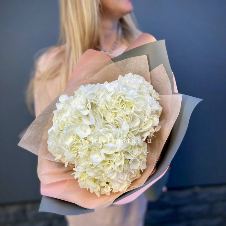 Букет из трёх белых гортензий в Москве