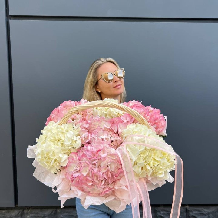 7 гортензий в корзине с доставкой в Москве