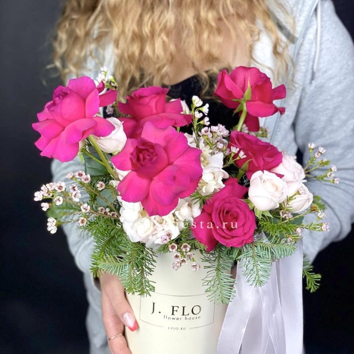 Новогодняя композиция в коробке пинк розе в Москве