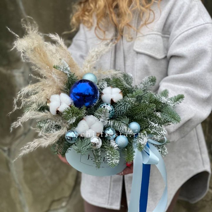 Новогодняя композиция в коробке блю в Москве