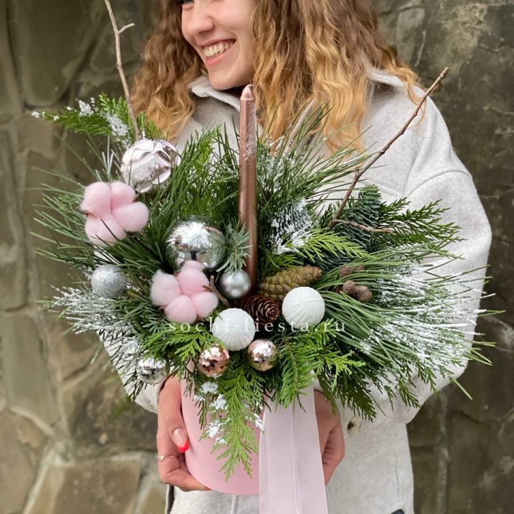 Новогодняя композиция в коробке пинк в Москве