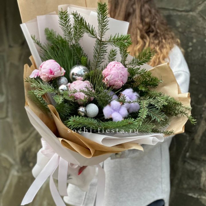 Новогодний букет с пионами  в Москве