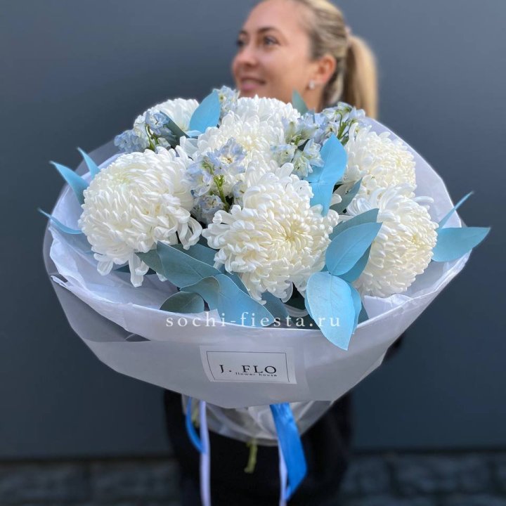 Букет хризантем Бигуди и дельфиниума  в Москве