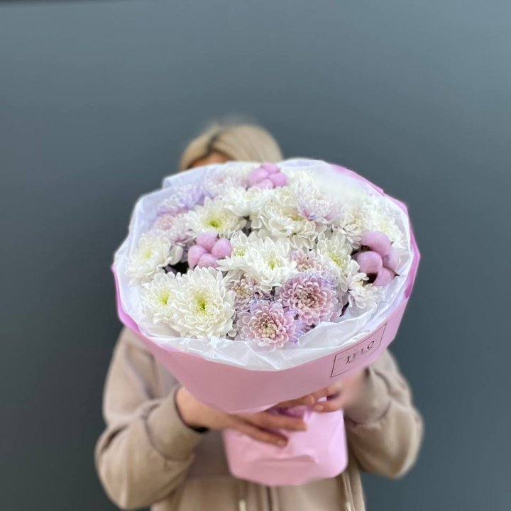 7 нежных хризантем в Москве