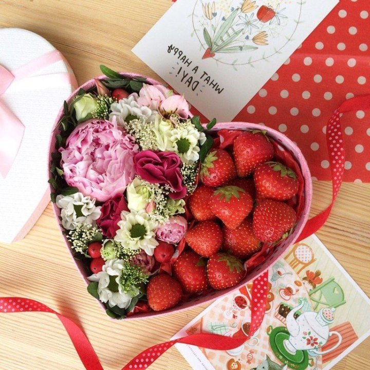 Бокс с клубникой и цветами в Москве