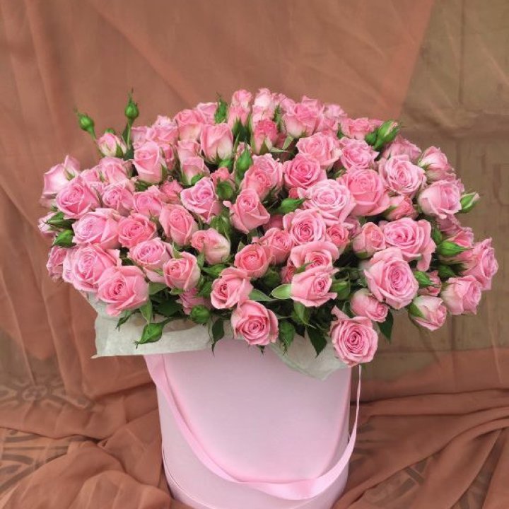 Кустовые розы в коробке в Москве