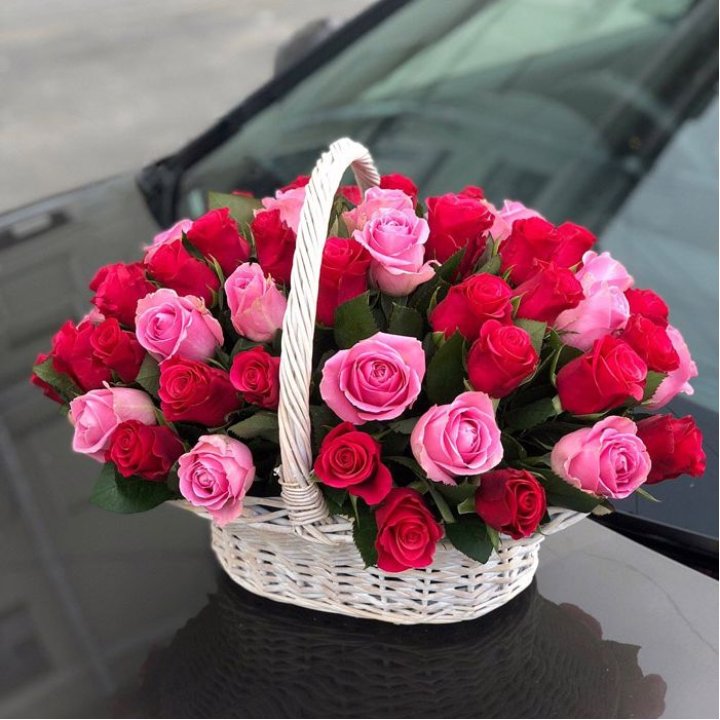 Корзина с розами  в Москве