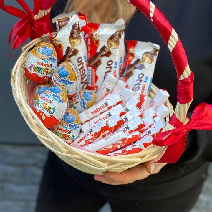 Корзина с киндерами  в Москве