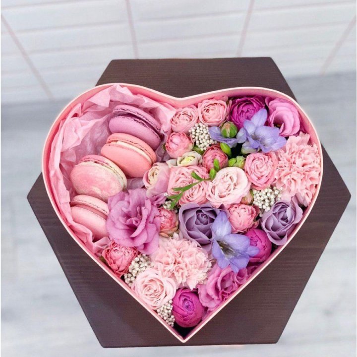 Бокс-сердце с макаронс  в Москве