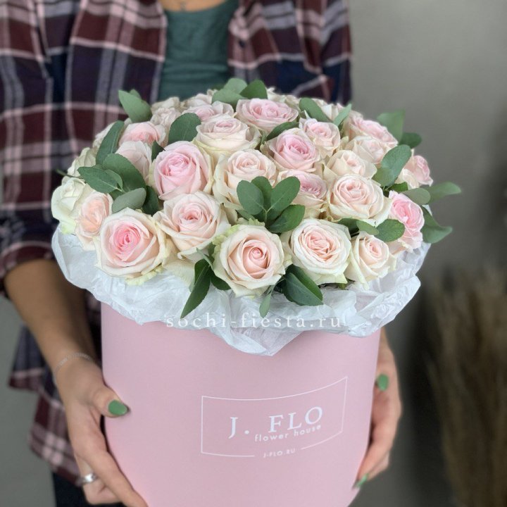 35 розовых роз в цилиндре в Москве