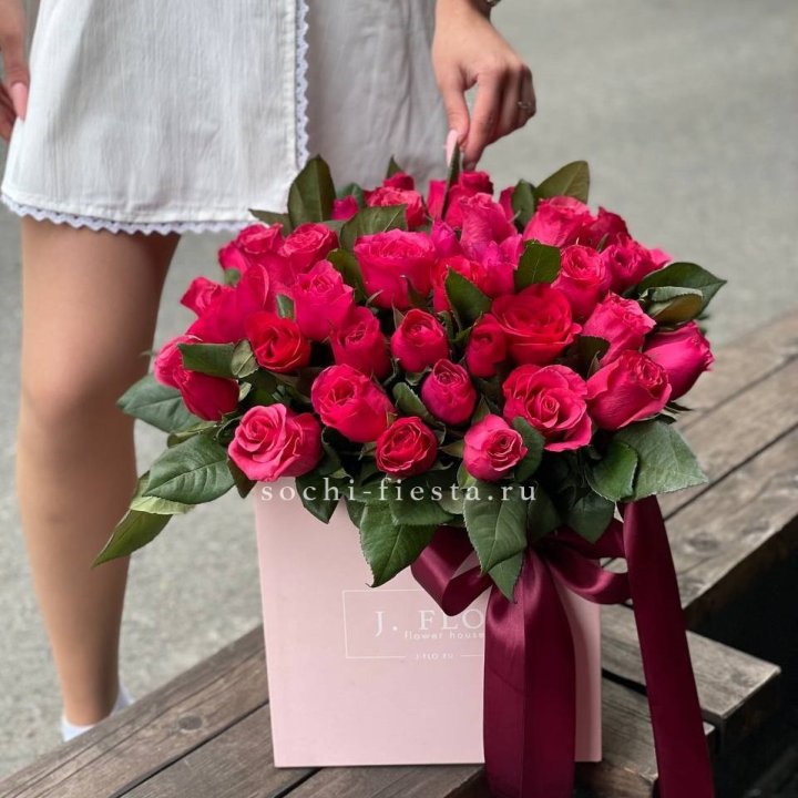 55 алых роз в кубе в Москве