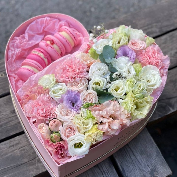Бокс-сердце с макарон "Пинк" в Москве