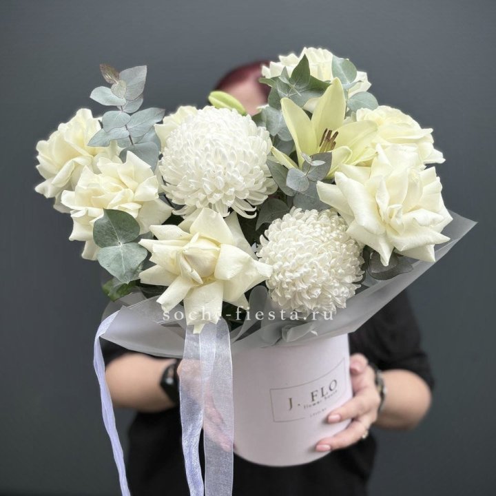 Цветы в шляпной коробке  в Москве
