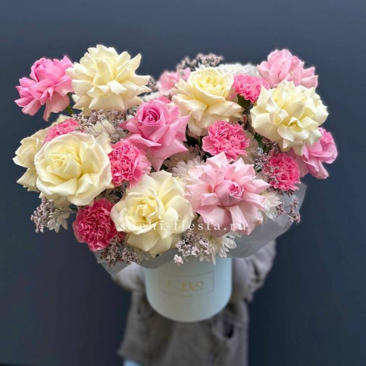 Коробка французских роз и диантусов "Бони" в Москве