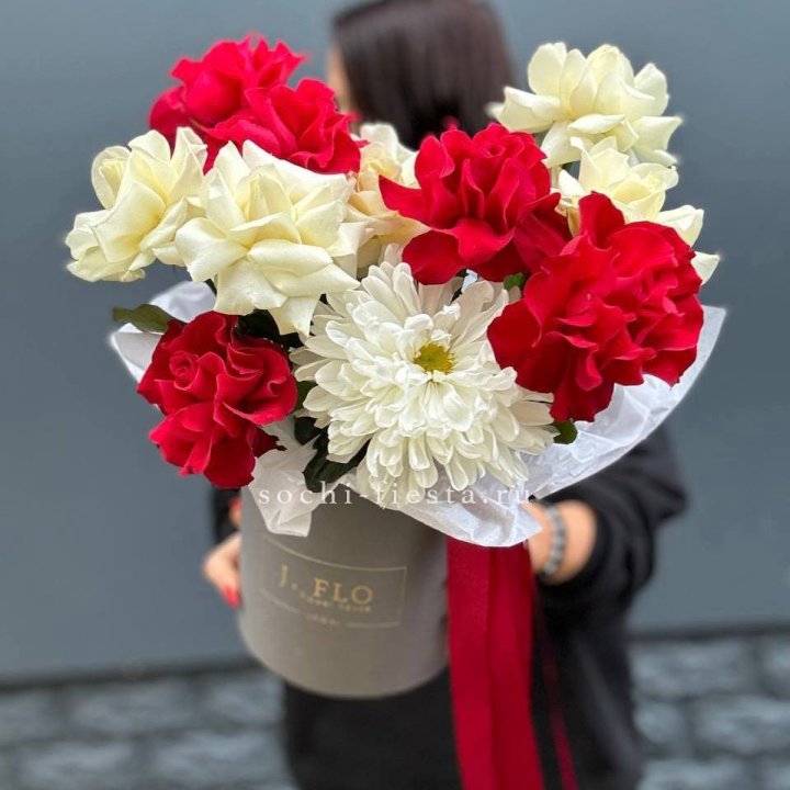 Французские розы с хризантемой в боксе в Москве