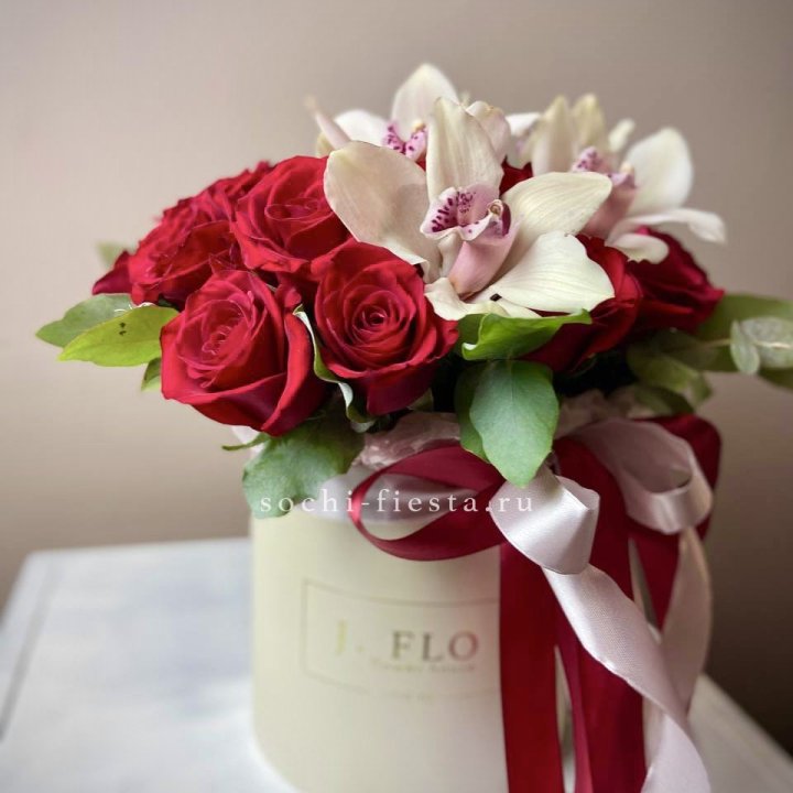 Розы и орхидеи в боксе в Москве