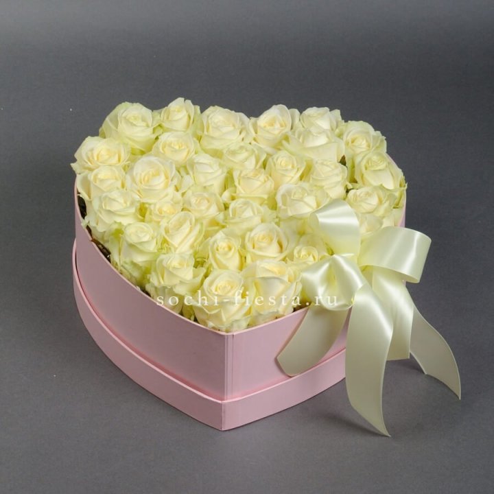 35 белых роз в коробке "Сердце" в Москве