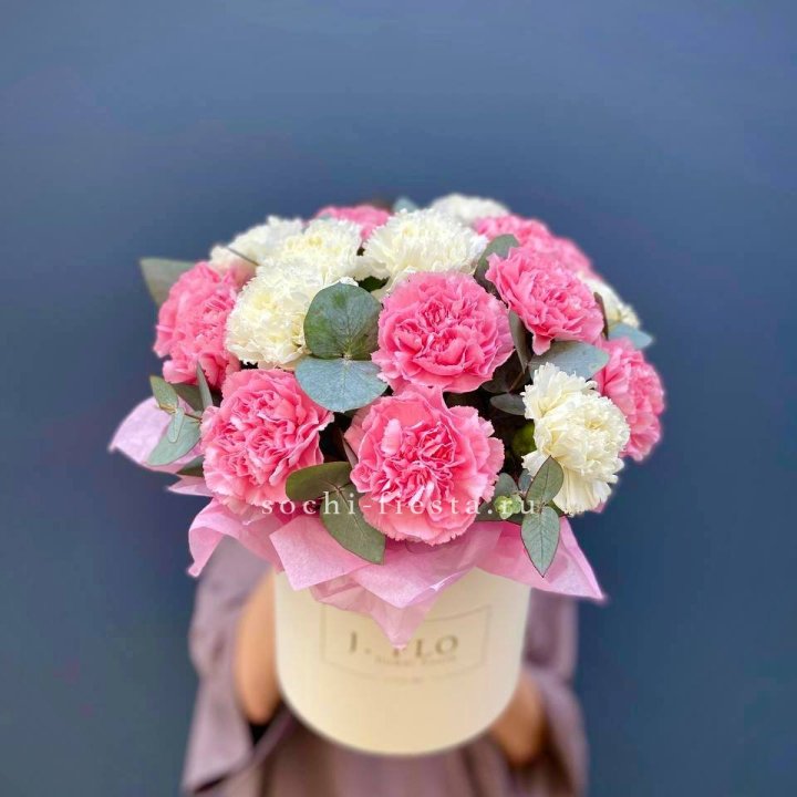 Диантусы в цилиндре в Москве